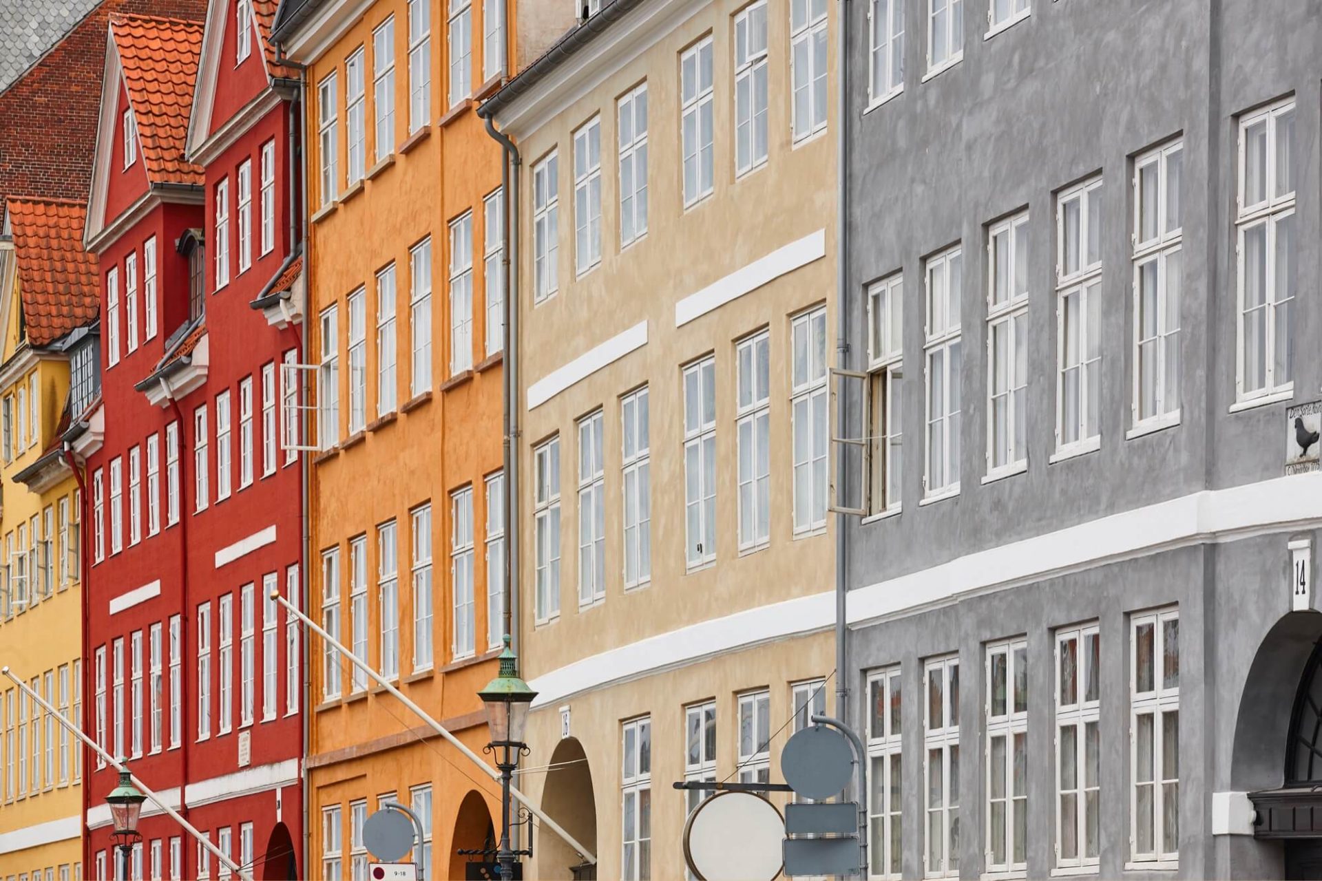 Rad efter rad med stadshus som visar upp sin klassiska arkitektur genom röda, gula och grå fasader
